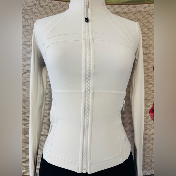 LULULEMON like new with out tags
Define Jacket Nulu Light Ivory size 0 - Picture 7 of 13